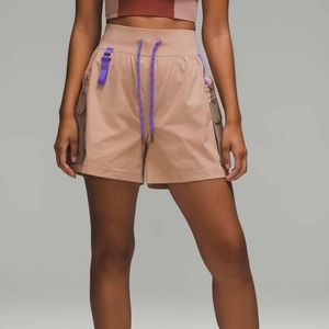Lululemon Multi-Pocket Cargo High-Rise Hiking Short 5"